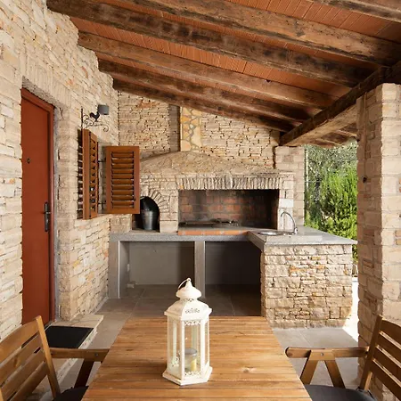 Rustic House In The Forest Casa de Férias Medulin