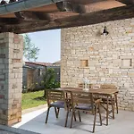 Rustic House In The Forest بيت للعطل