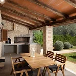 Rustic House In The Forest Vakantiehuis Medulin